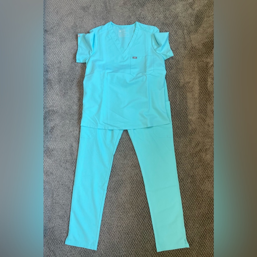 Preowned Figs Scrub Set - Medium Catarina Top and Medium/Tall Yola Pants